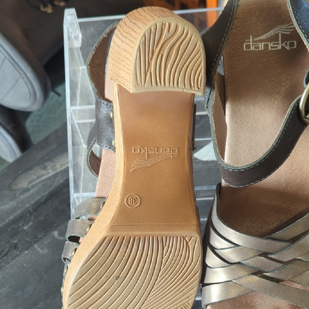 ✨ Dansko Dawson Bronze Metallic Woven Leather Sandals ✨ - Picture 3 of 6